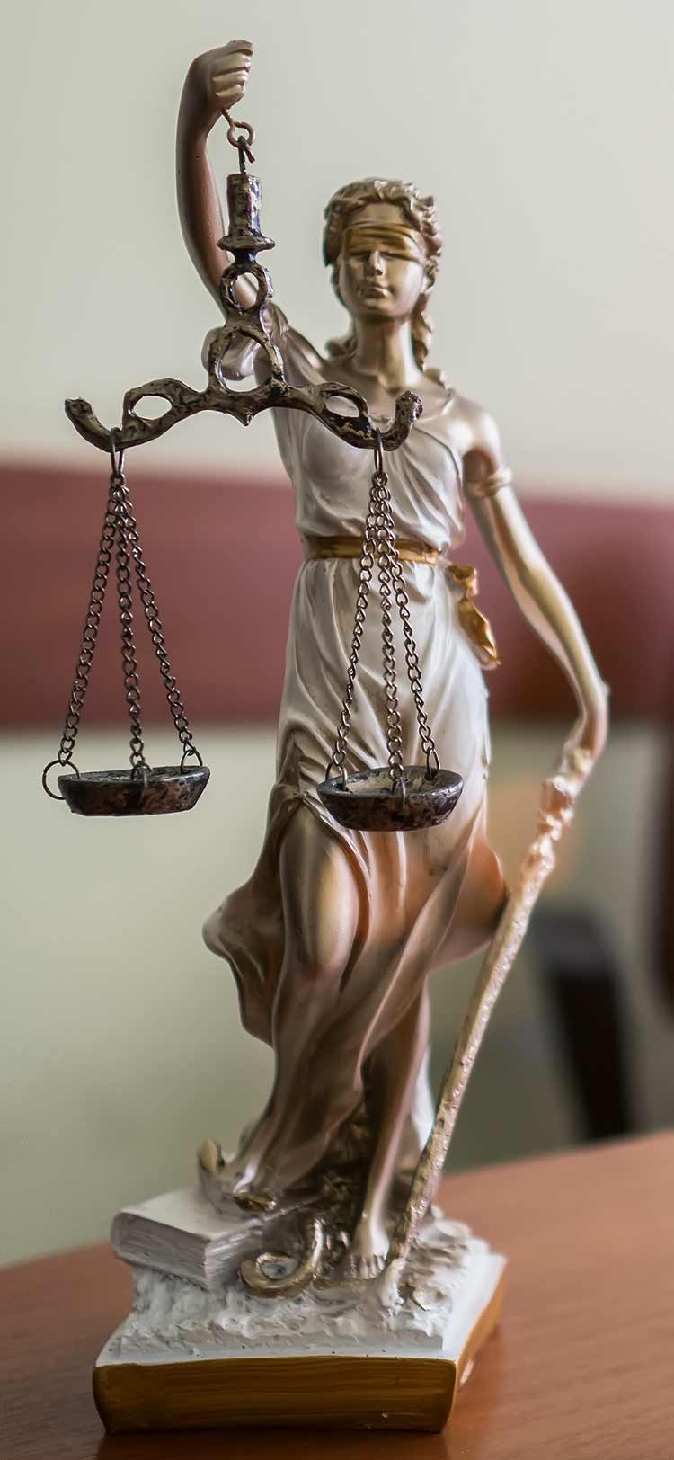Simbología de justicia estatua